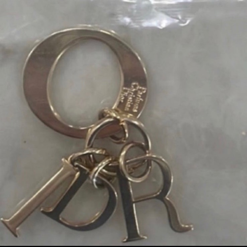 DIOR LOGO Keychain Handbag
Charm Gold Tone Metal
Christian Dior Beauty - Picture 5 of 5
